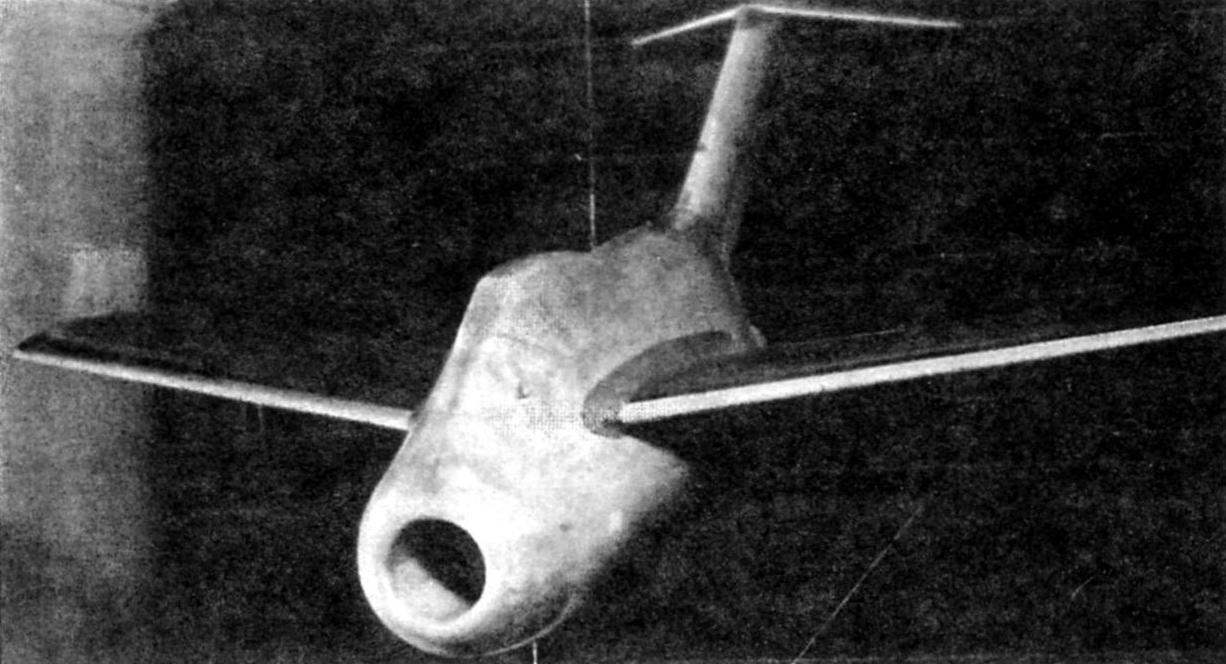 Модель истребителя Та 183 во время продувок в аэродинамической трубе. Эта версия имеет крыло с положительным углом поперечного «V», а стабилизатор - с отрицательным углом поперечного «V»