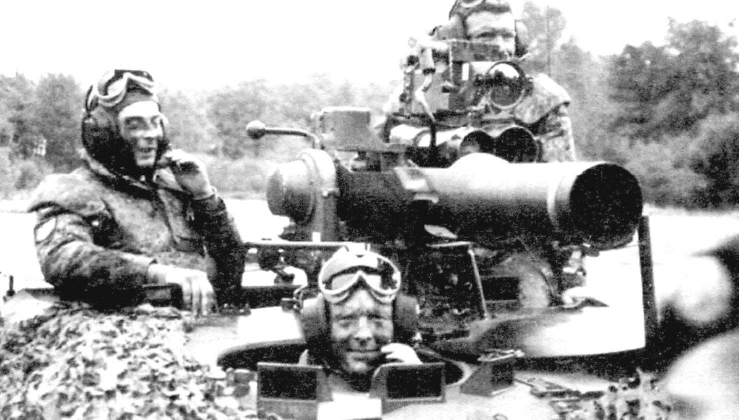 Пусковая установкам M151 ПТРК TOW на борту «Визель». Экипаж машины в таком варианте состоял из механика-водителя (впереди), командира (слева) и оператора комплекса (справа)
