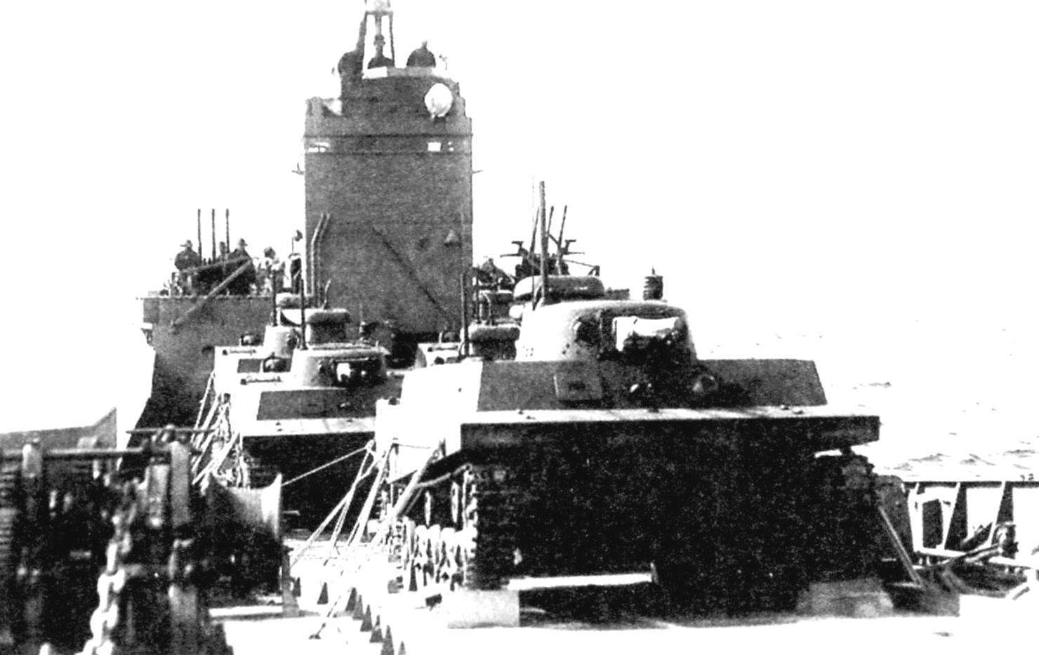 Японские плавающие танки «Ка-Ми» из 101-го специального морского десантного отряда со снятыми понтонами на борту транспорта. Понтоны в таких случаях укладывались на корме судна. Доставка десанта на остров Сайпан. Марианские о-ва, июнь 1944 г.