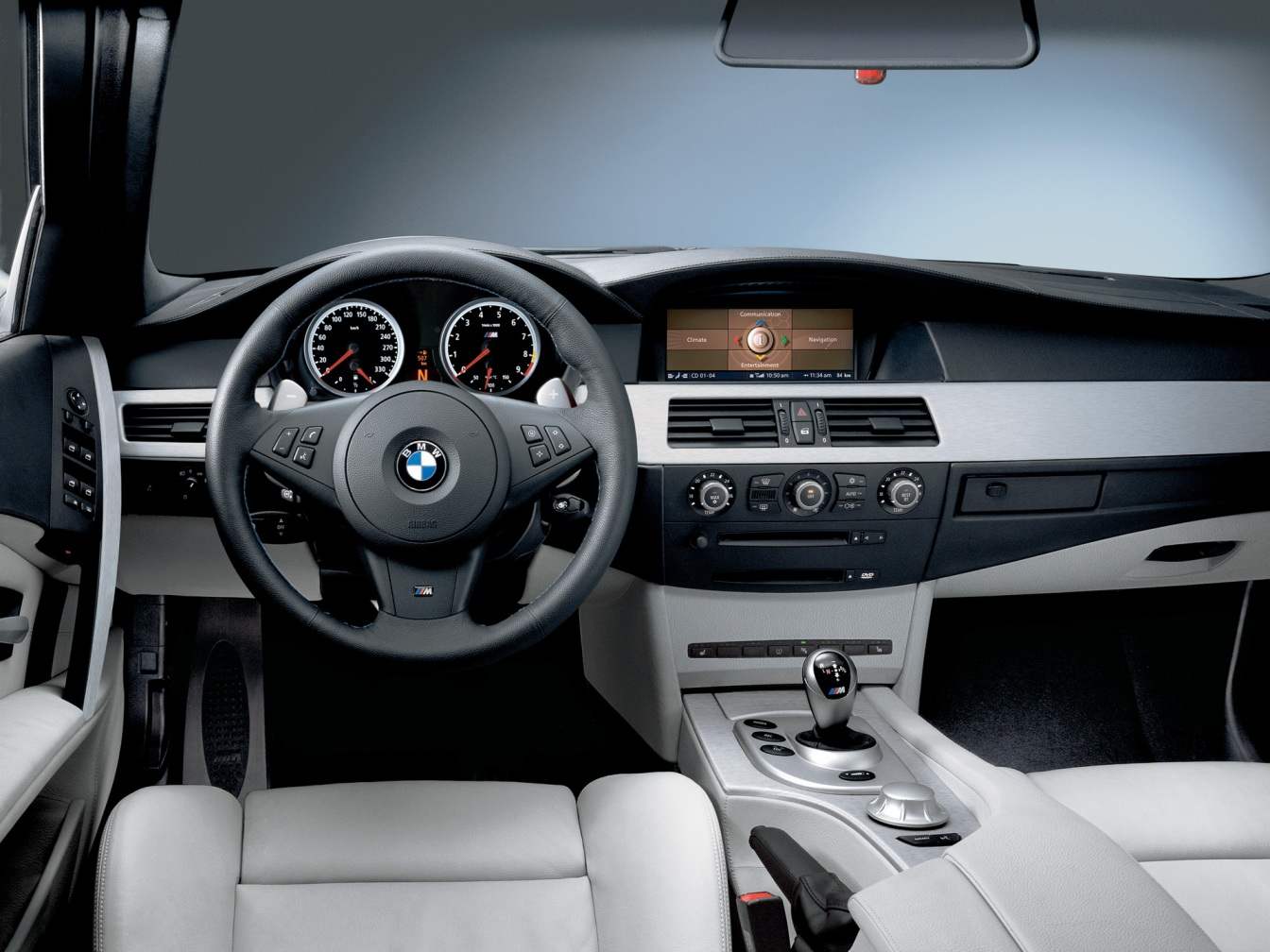 The front part of the interior of the BMW M5