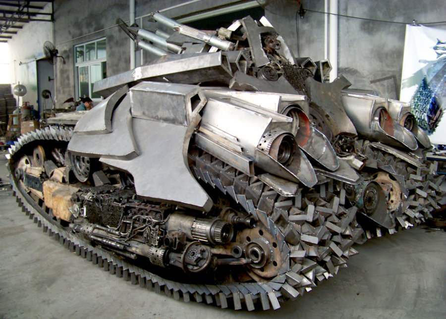 A 4.5-meter tall Tank Megatron — iron, at full speed — built Chinese fan of 