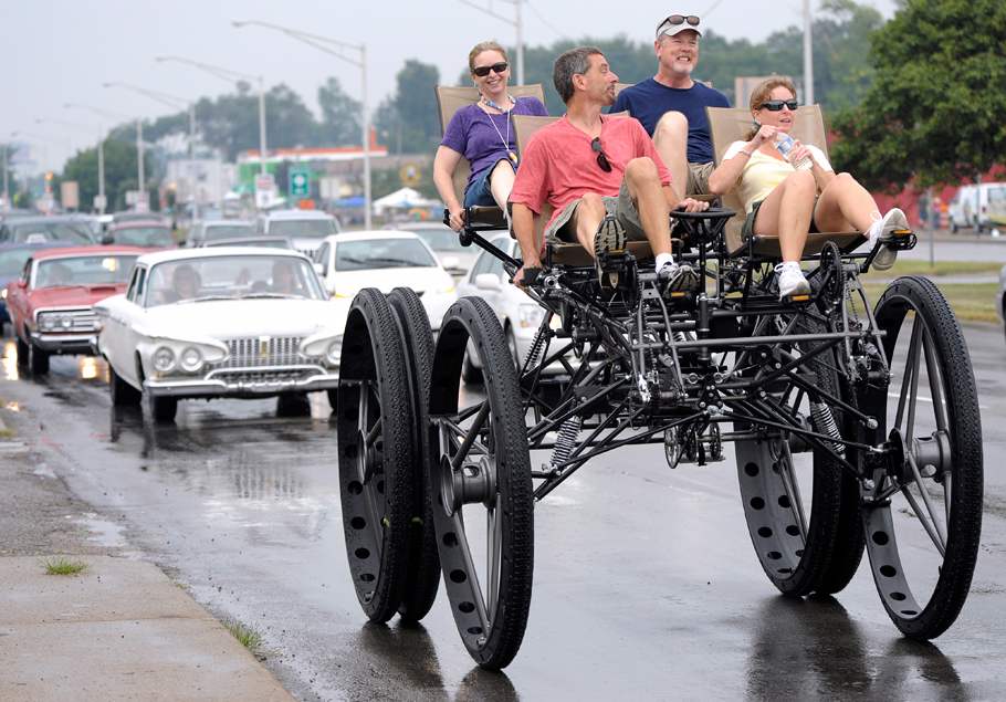 Another American, Tom Wilson, with his own hands made a huge gelocatil BigDog. He subsequently built four more cars, including the bike in the form of... an elephant.