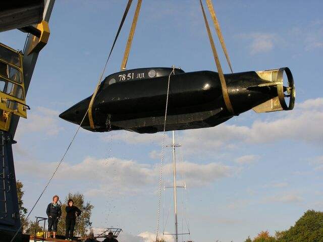 St. Petersburg-Mikhail Puchkov built the real submarine with two engines and a spare pedal drive. It can drop to 30-meter depth!