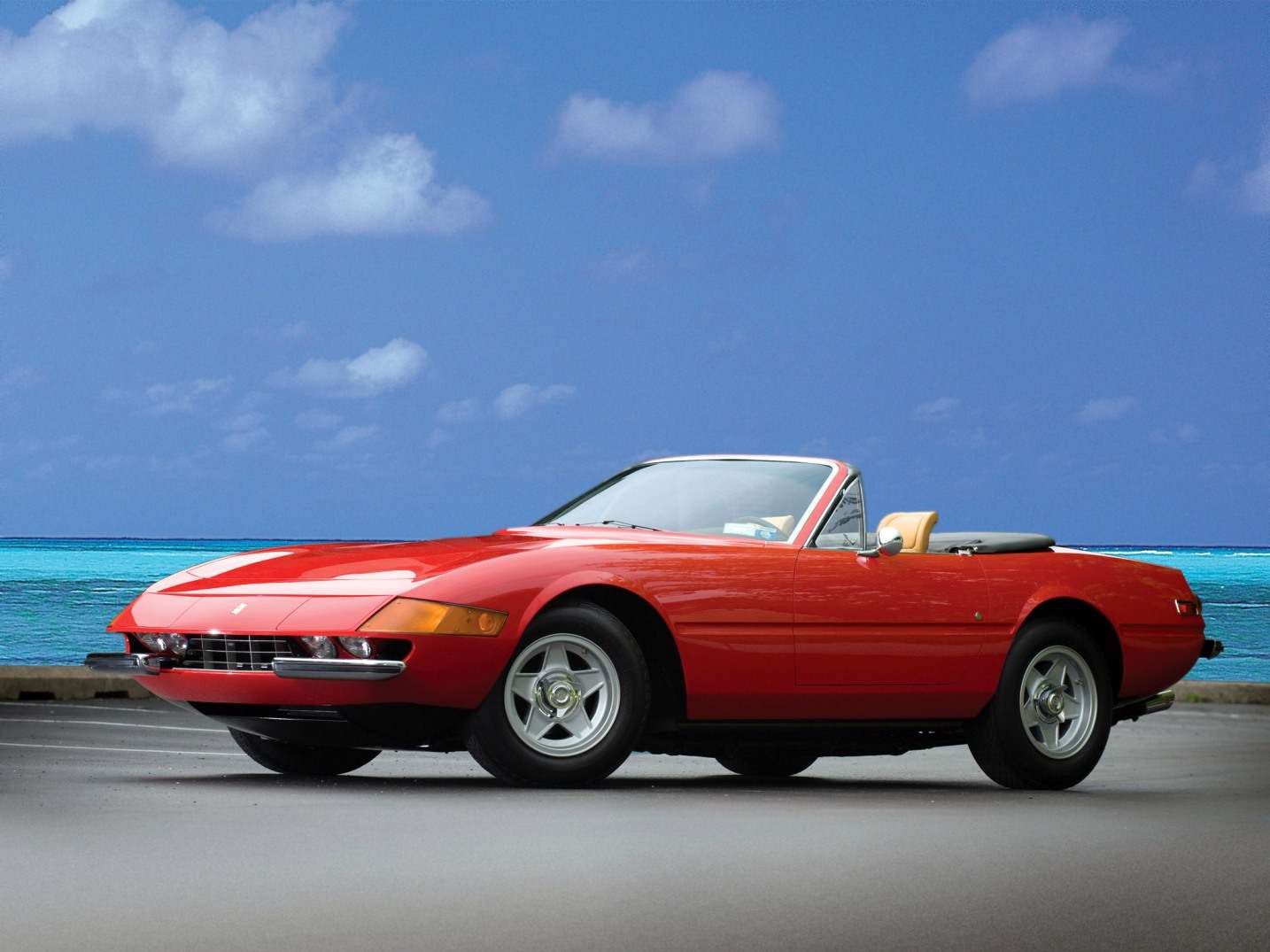 Coupe FERRARI 356GTB/4 DAYTONA convertible FERRARI 365GTS/4 DAYTONA — the first cars with retractable headlights. They were considered the fastest production cars in the world (1970)