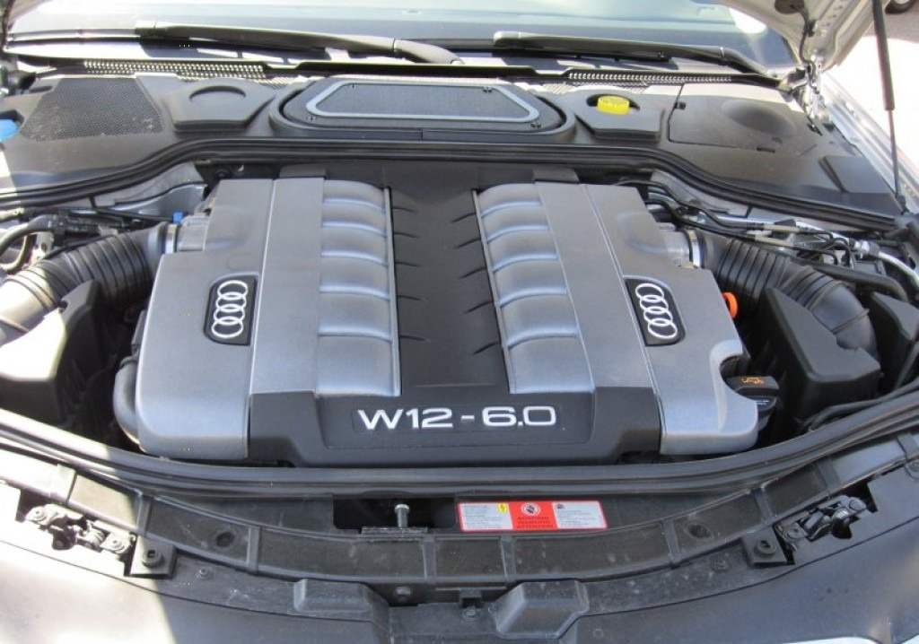 Компактный алюминиевый 6-литровый двигатель W12 (его длина 513 и ширина 690 мм) в совокупности со вспомогательными агрегатами занимает практически все подкапотное пространство