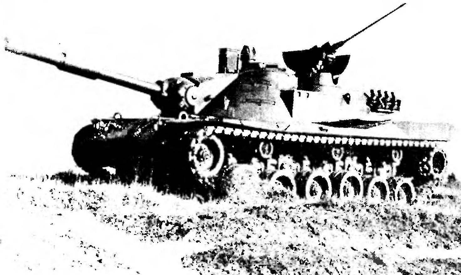 Западногерманский вариант танка МВТ-70 с 20-мм автоматической зенитной пушкой в боевом положении