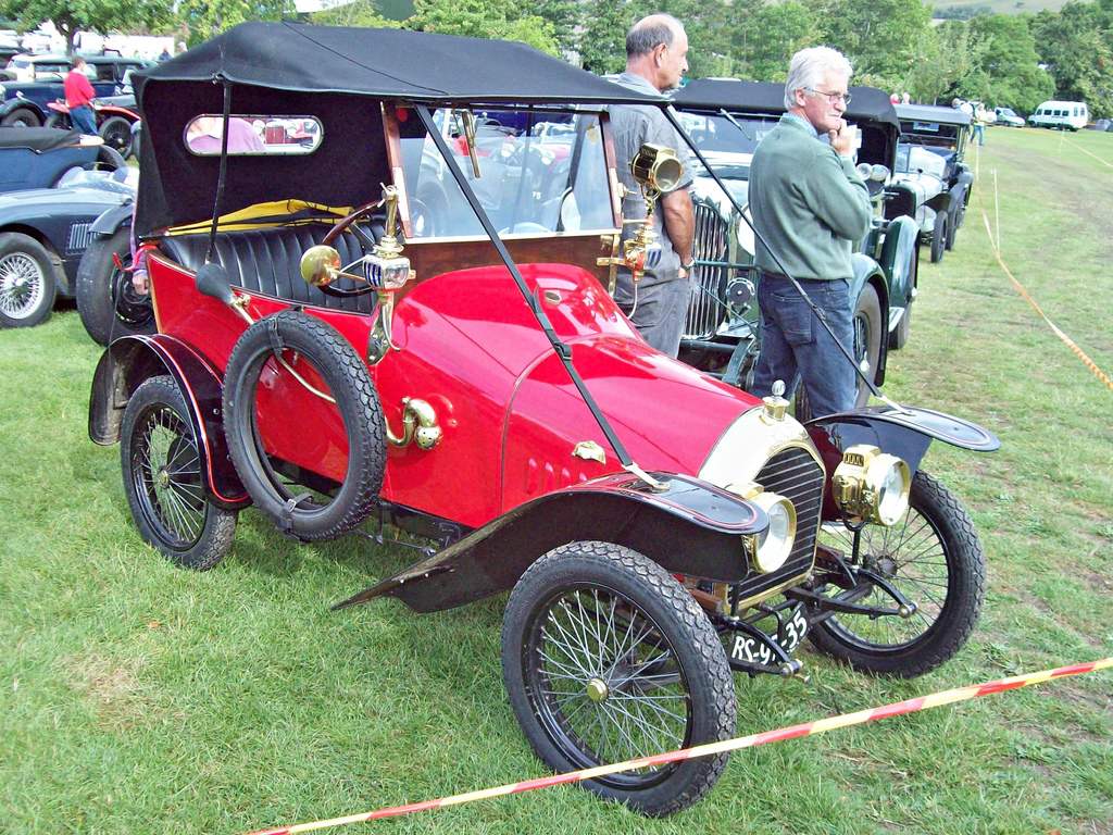PEUGEOT BEBE выпуска 1913 года — первый автомобиль фирмы Peugeot с «дамским» уклоном