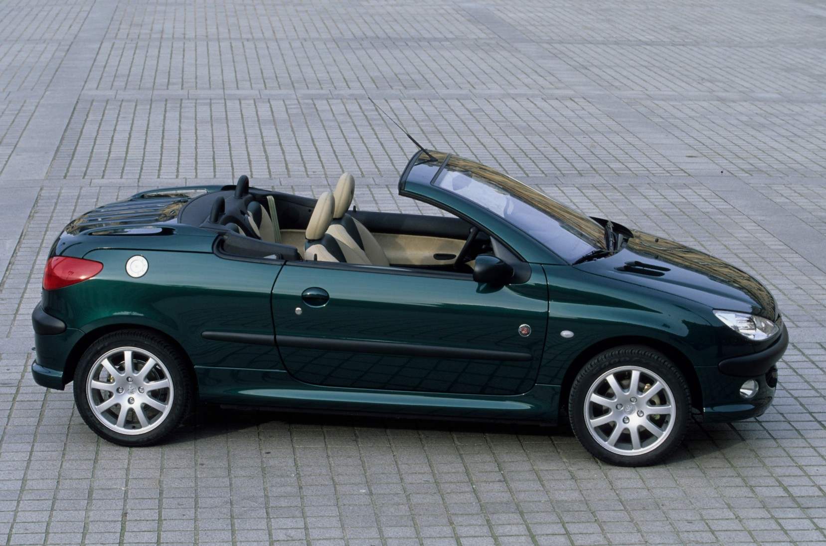 Coupe-cabriolet PEUGEOT 206СС removed the roof