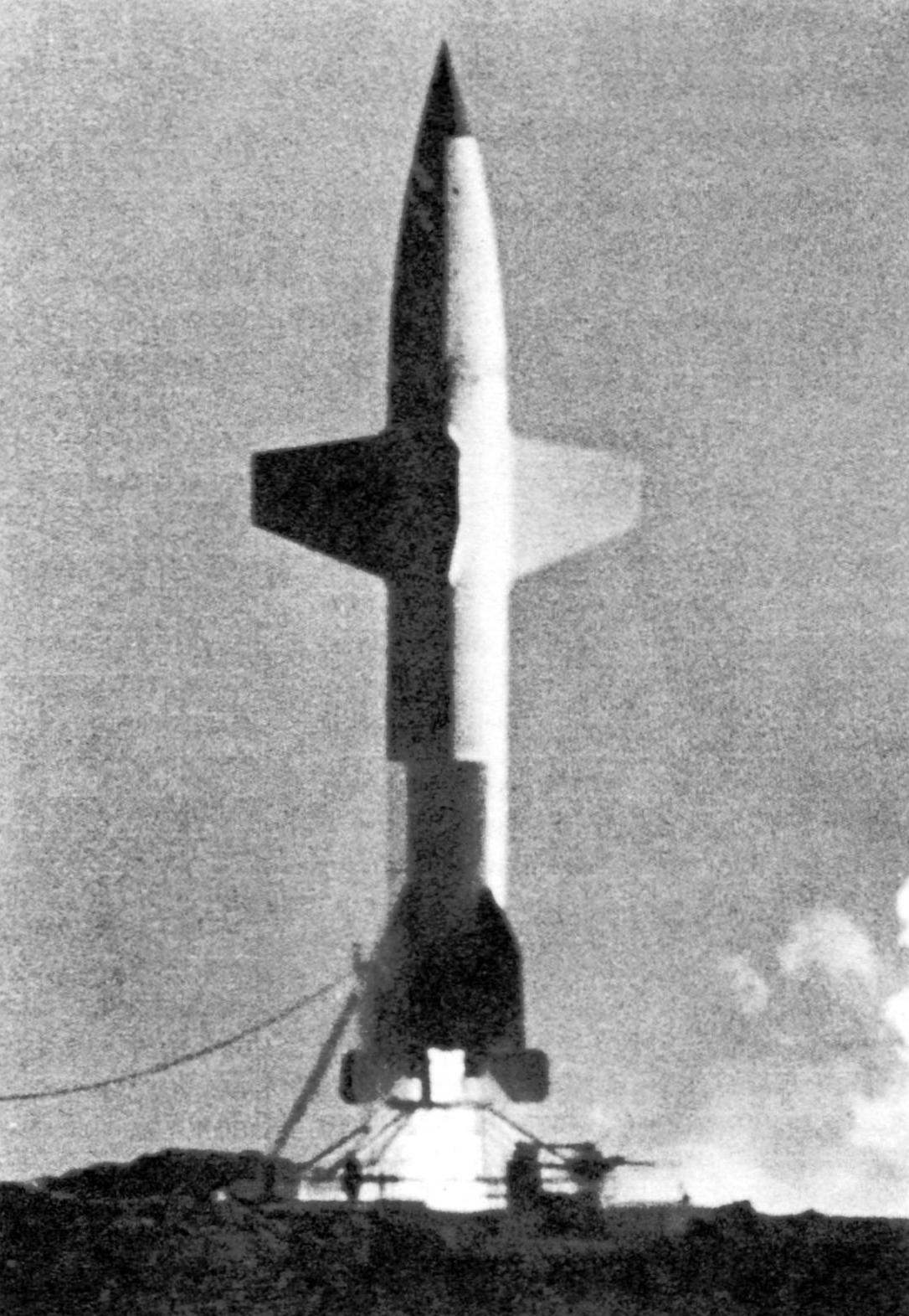 Старт ракеты «Вассерфаль» W-1. Ракета имеет «шахматную» раскраску