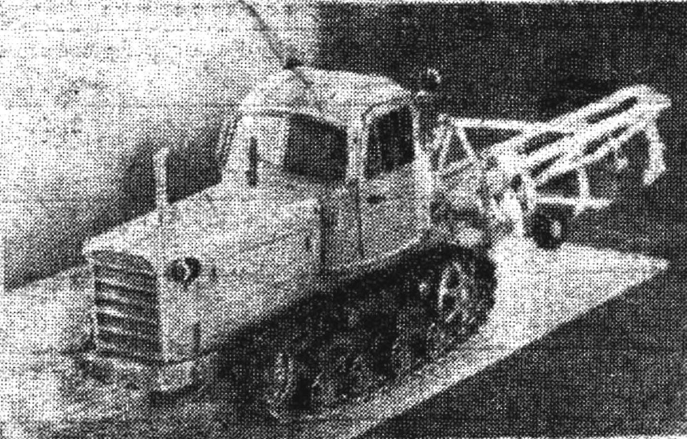 Модель трактора ДТ-75М с дистанционным управлением изготовлена юными техниками села Травники Челябинской области.