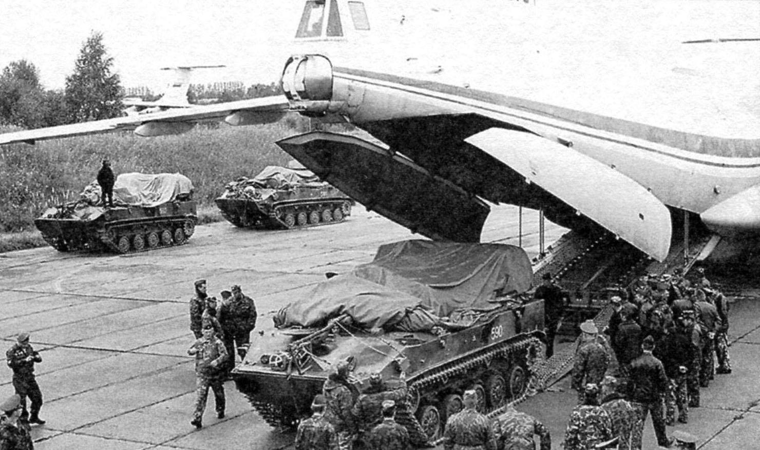 Загрузка снаряжённой машины в грузовую кабину самолёта Ил-76