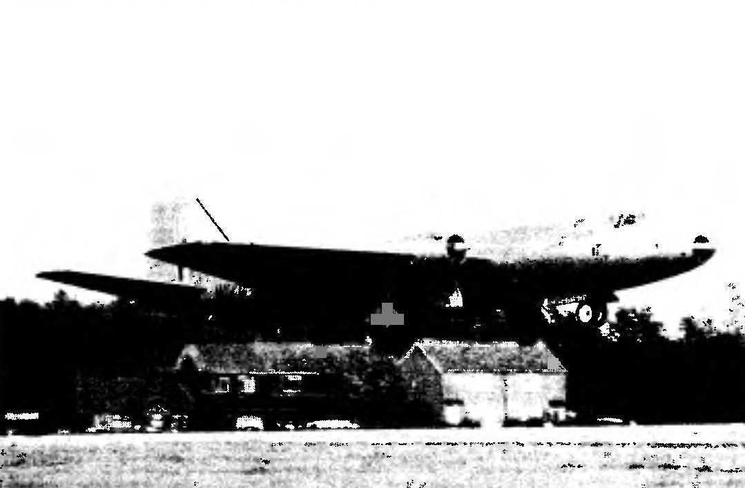 Серийный бомбардировщик CANBERRA В.2 на взлете