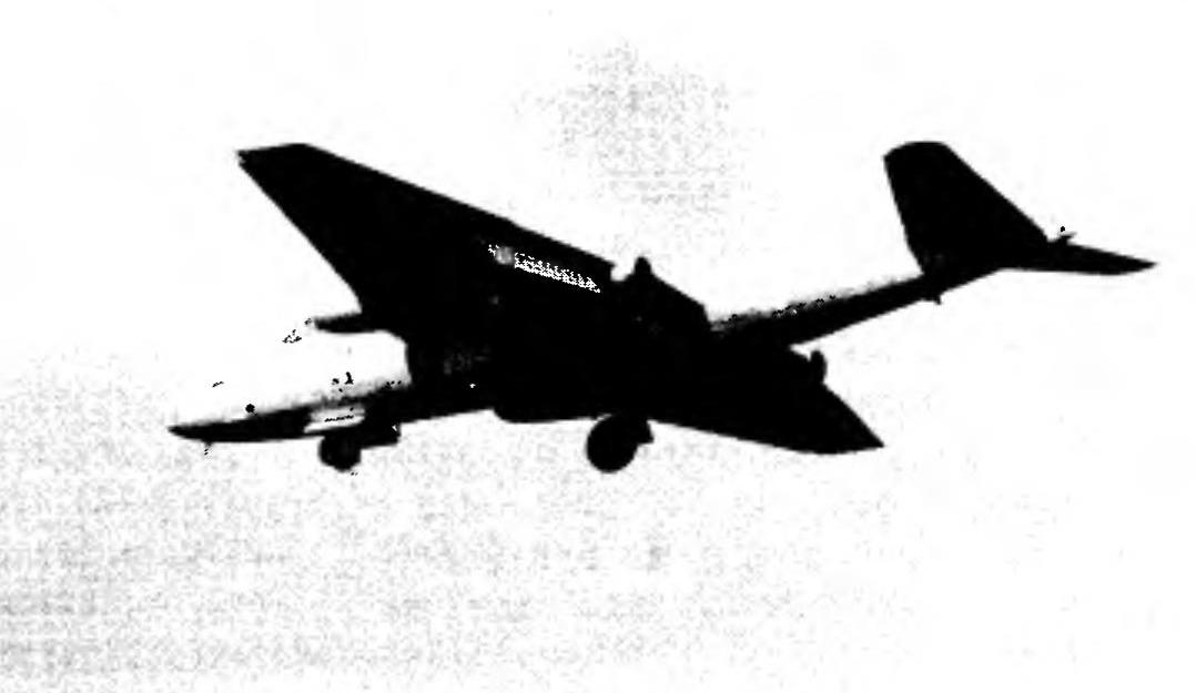 CANBERRA В.2 ВВС Перу идет на посадку