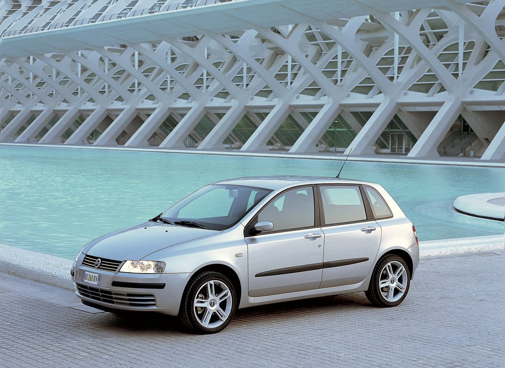 The exterior of the new FIAT STILO (2001) is a modern middle European level