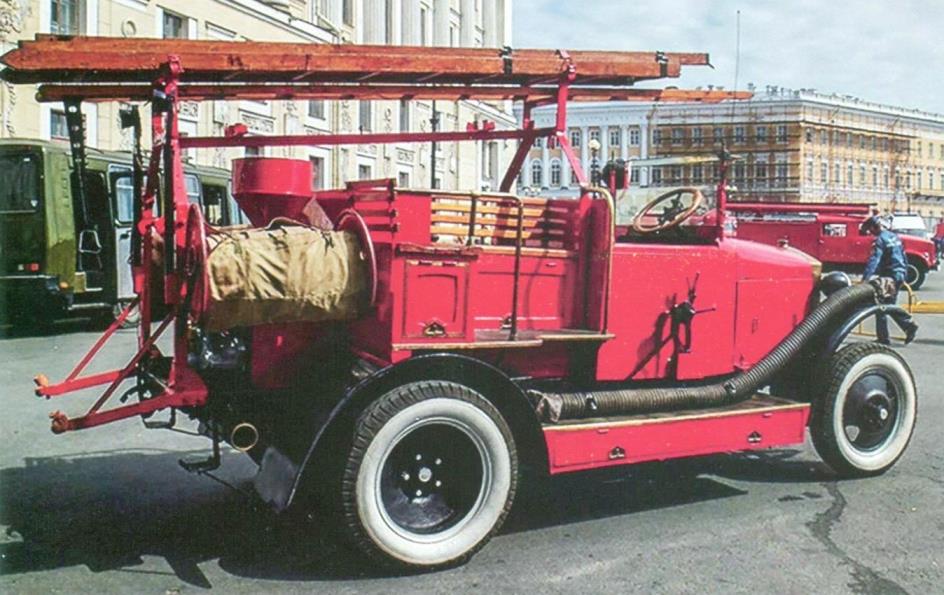 Пожарный автомобиль завода «Промет» на базе АМО-Ф15 из музея пожарной техники в г. Санкт-Петербурге
