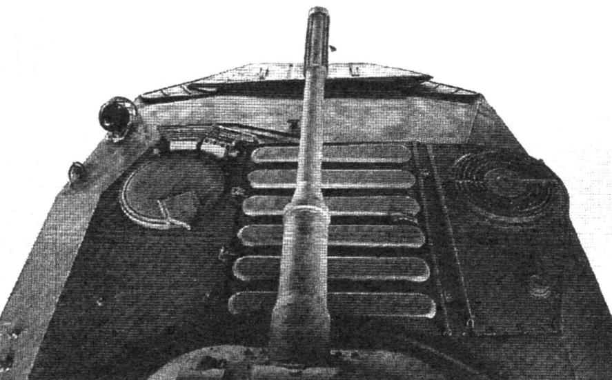 The front part of the roof. Front laid balneotreatment flap on the left side - the driver's hatch, on the right - the cooling fan on the center - armored louvers of the engine compartment