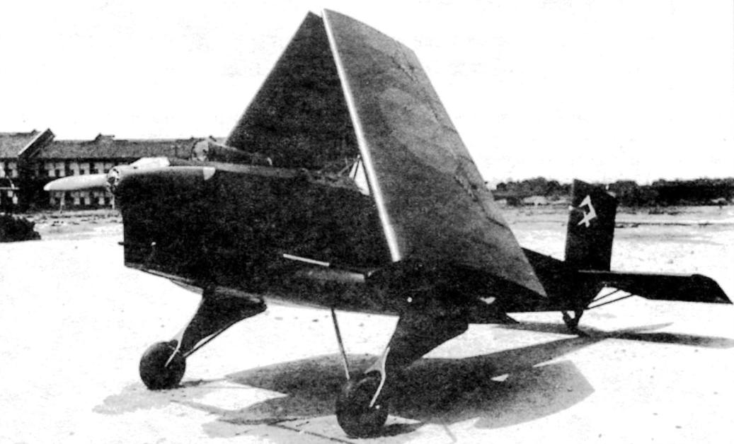 Самолёт «Та-Го» со сложенными крыльями. Складное крыло позволяло прятать машину тоннелях и подобных укрытиях. Самолёт имеет прямую трубку ПВД