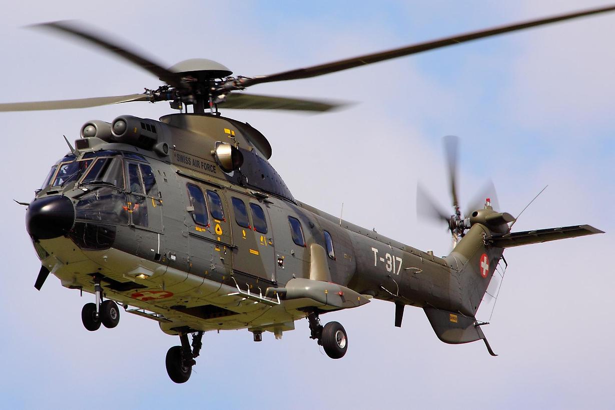File:Kuwait AS332, Super Puma, helicopter.jpg - Wikimedia 