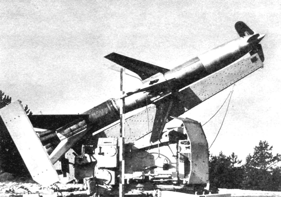 Ракета «Рейнтохтер» R-1 на пусковой установке. На стабилизаторе установлены дополнительные прямоугольные панели. 1944 г.