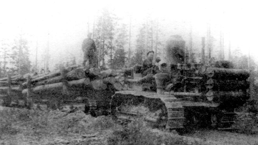 Вывоз леса трактором «Сталинец» на гусеничных повозках ГП-12