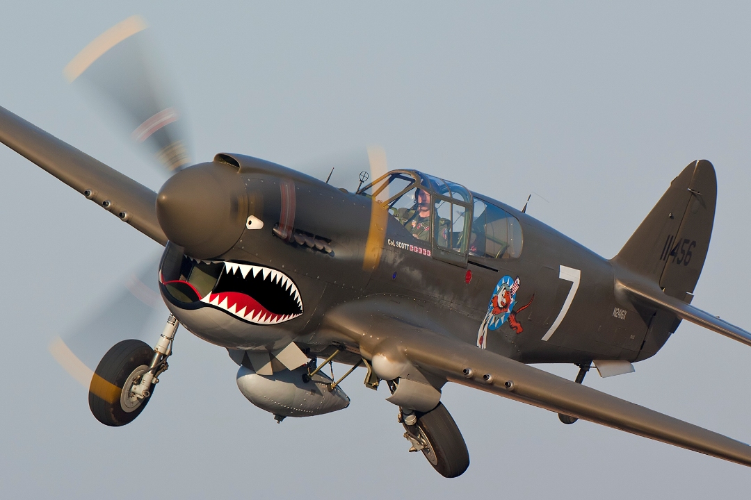 CURTISS P-40 WARHAWK