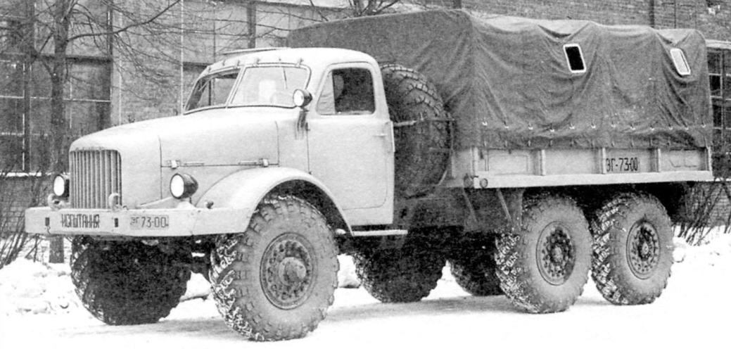 Опытный грузовой автомобиль НАМИ-020 на территории института НАМИ. 1956 г.