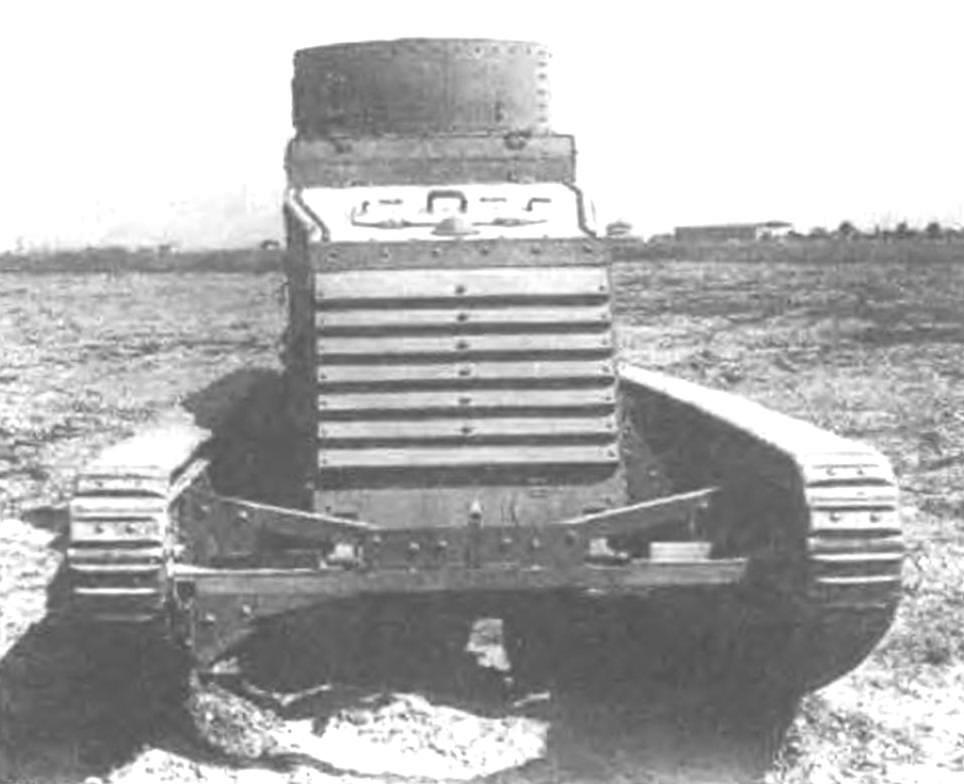 Опытный легкий танк LK-1 с плоским радиатором и верш кально поставленными бортами корпуса. 1917 - 1918 гг.