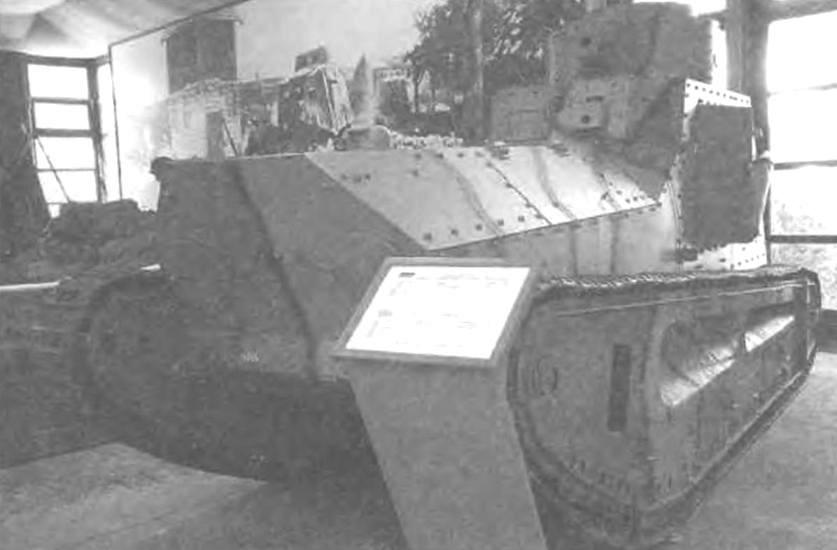 Легкий танк LK-II. Вооружение - 37-мм пушка, масса - 8,5 т, экипаж -3 человека. Танковый музей в Мунстере, Германии