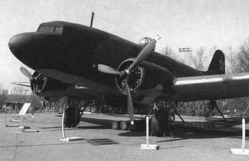 Ночной бомбардировщик и транспортный самолет Ли-2ВП с бомбами под центропланом