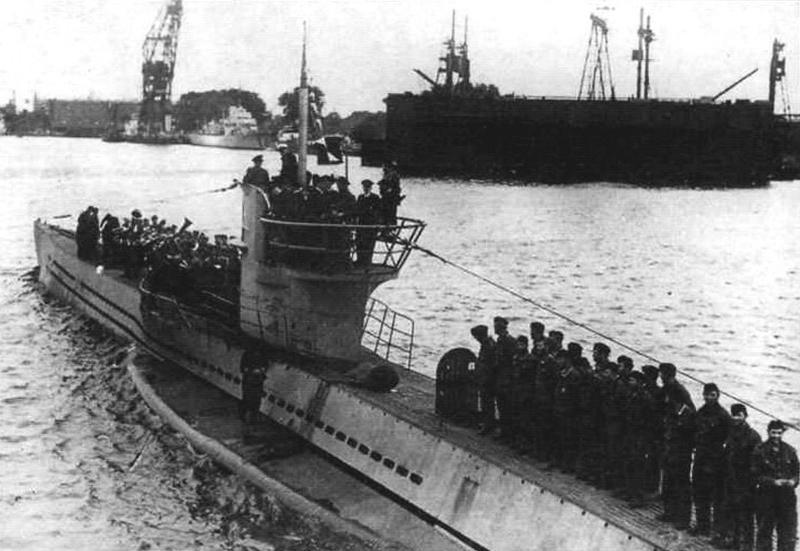 Подводная лодка «U-30» («Тип VIIА») в гавани французскою порта Лорьян, возвращается из шестого боевого похода