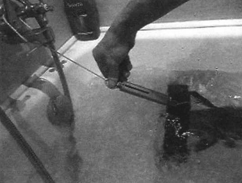 Испытание лодочною подвесною электромотора: определение тягового усилия в ванне посредством бытовых весов