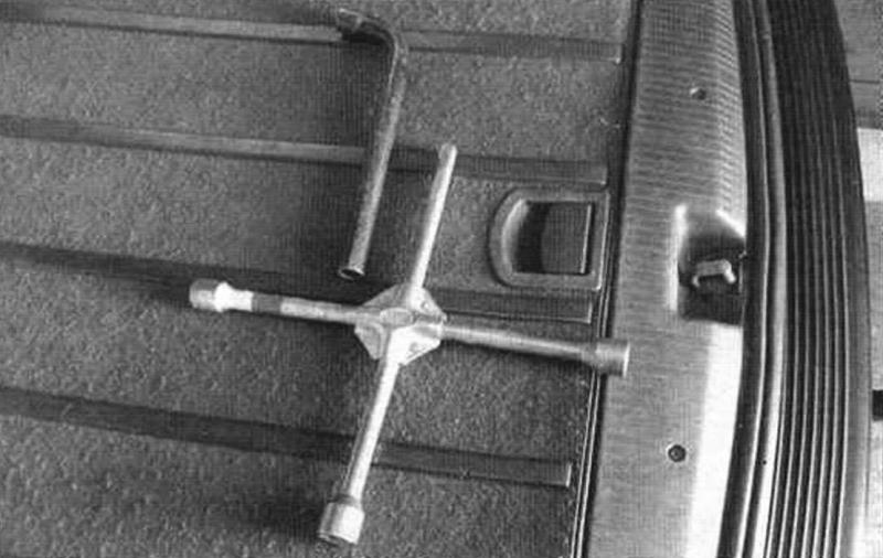 Универсальный «баллонный» крестообразный ключ, рядом лежит «усилитель»