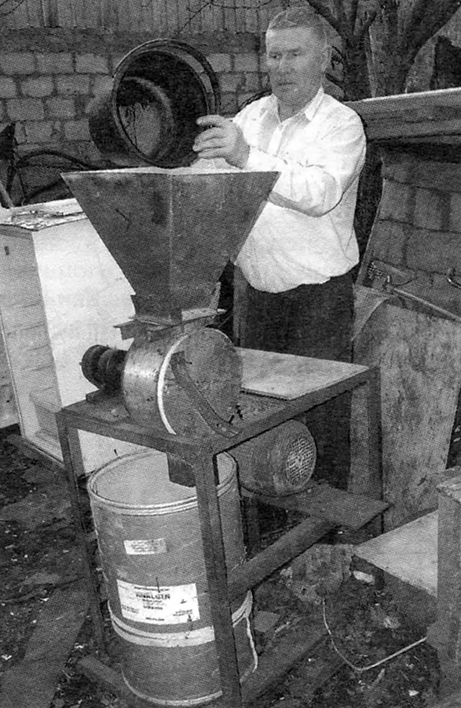 МЕЛЬНИЦЯ НА ПОДВІР’Ї