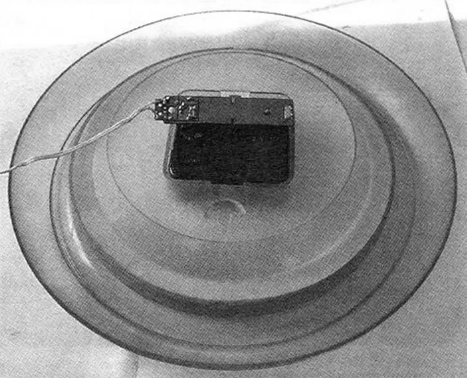 Настінний годинник, що живиться від розглянутого джерела струму