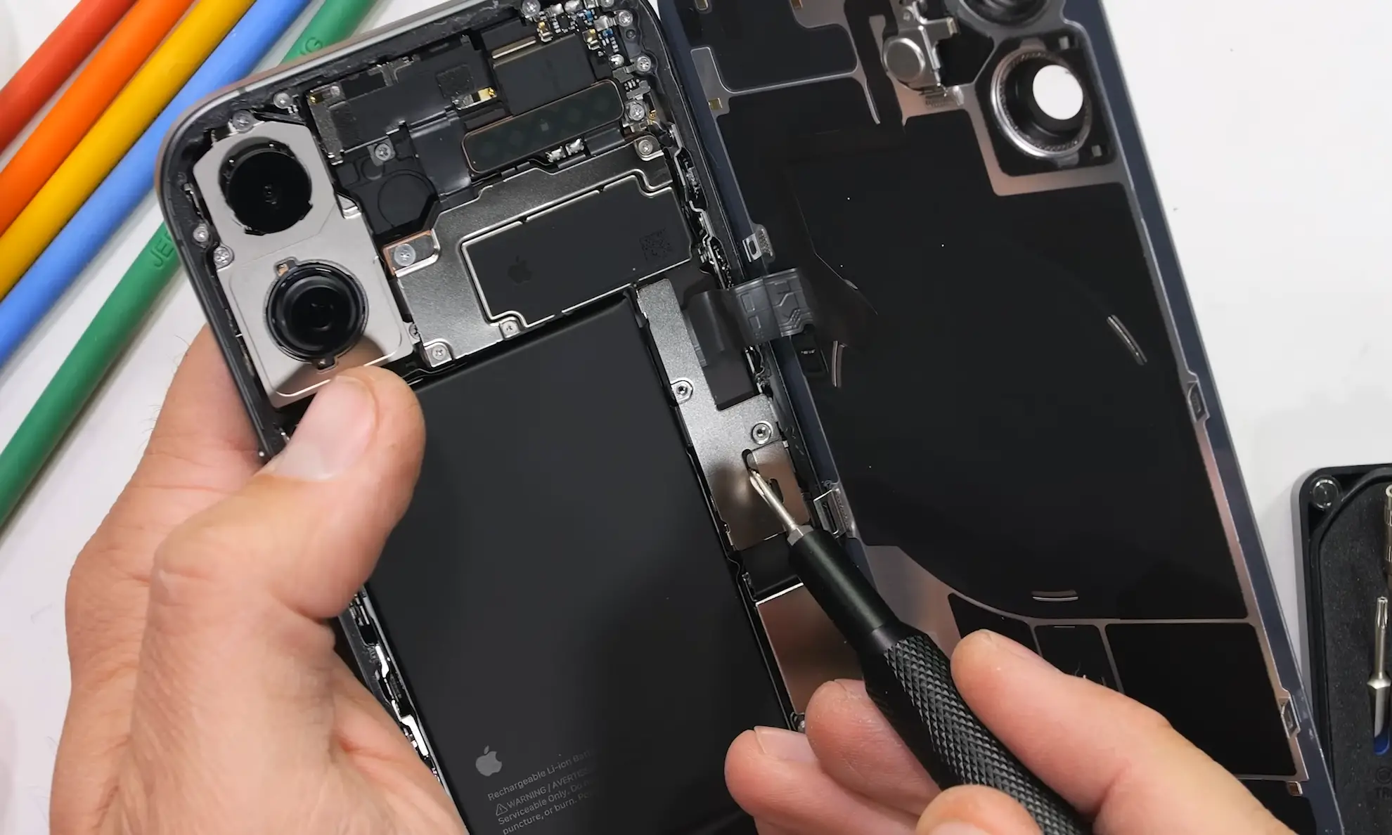 Розбір iPhone 17: eSIM, 120 Гц, A19, камери 48 МП