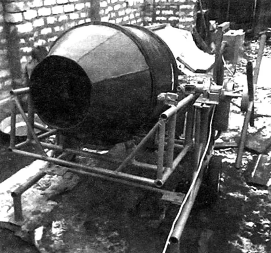 Саморобна бетономішалка з реверсом: будова