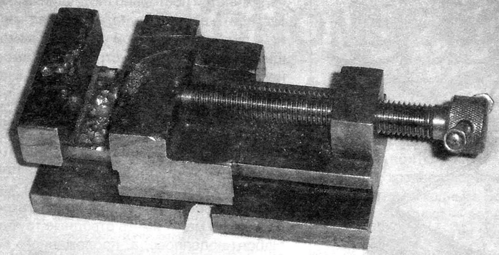 Міні-лещата для точної обробки деталей: конструкція та виготовлення