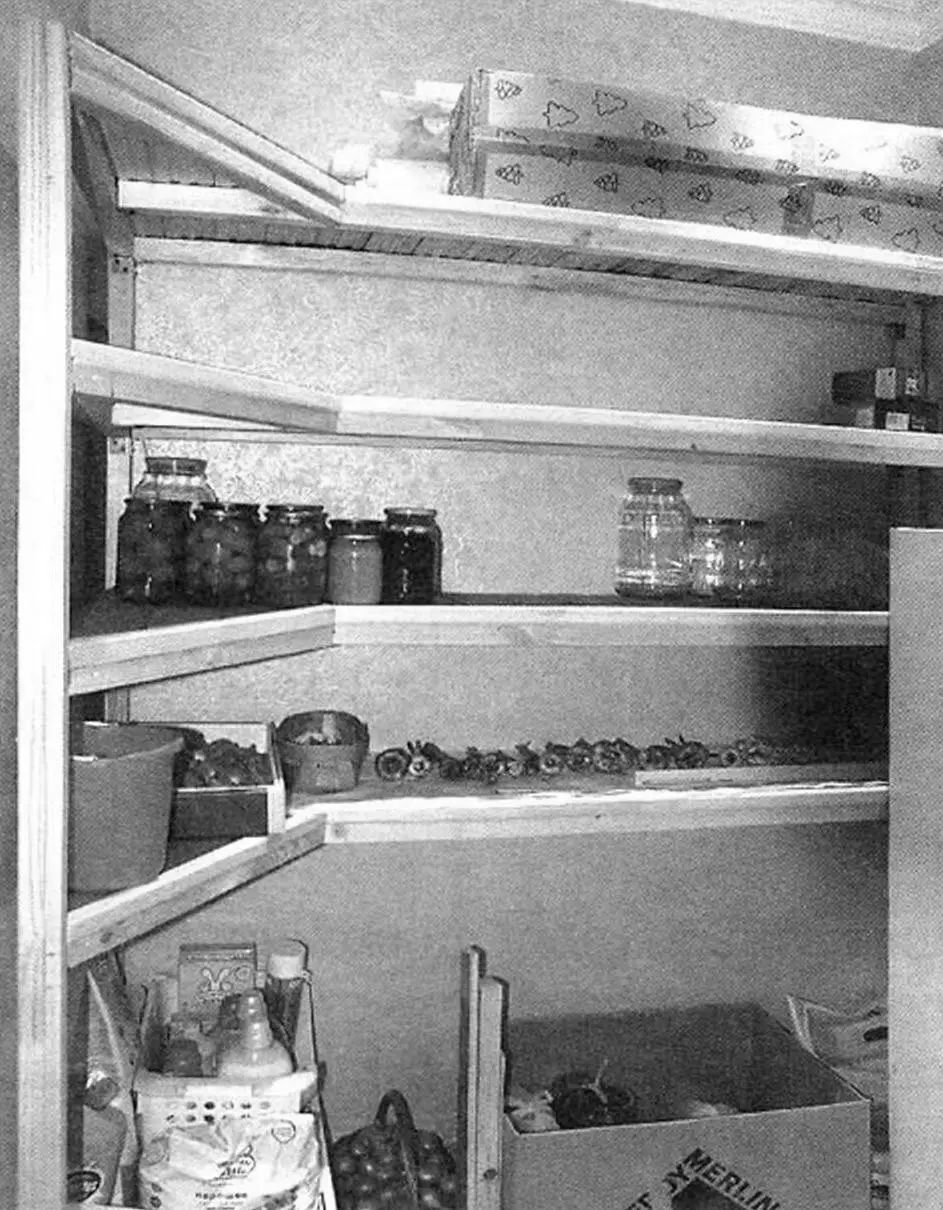 Кутовий стелаж у підсобці: брус 40×40, півдерева та куточки