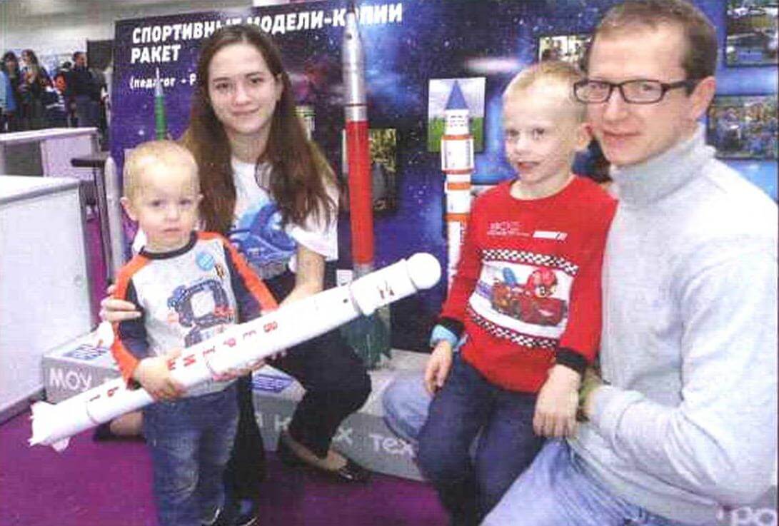 Участница фестиваля Настя Хисматулина с посетителями - юными москвичами и их отцом