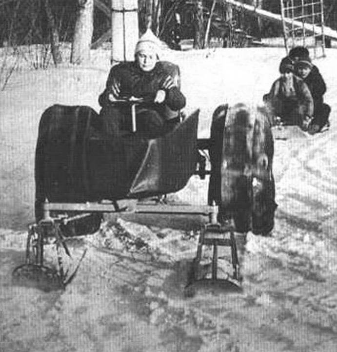 Колесно-лыжный снегоход «Пых». Двигатель - УД-2. Два ведущих колеса - на шинах низкого давления (камеры) и две рулевые лыжи. Создан под руководством В.Ф. Важенина в кружке «Малогабаритная техника»