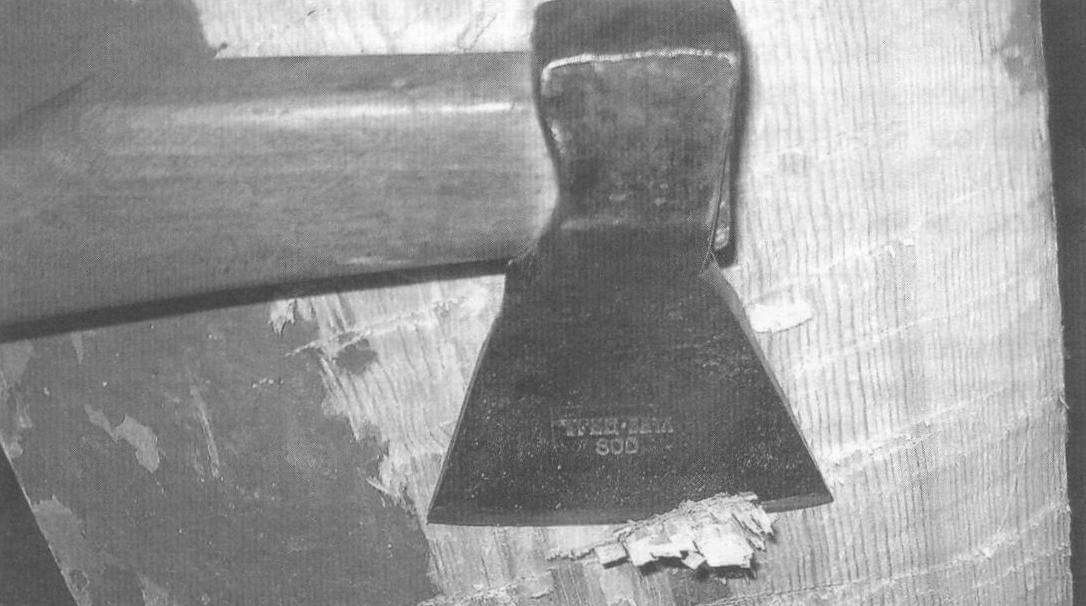 Выравнивание тыльной поверхности столешницы плотницким топором