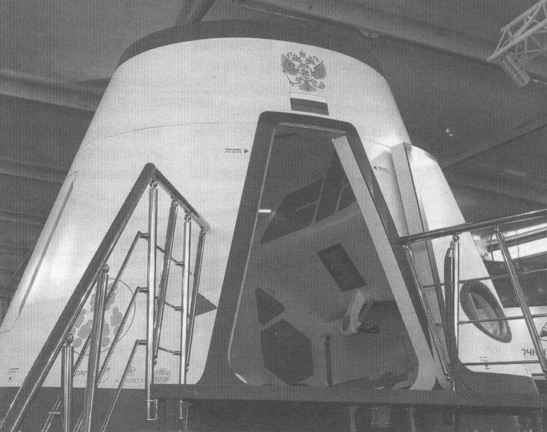 Макет одного из первых вариантов будущего космического корабля, предшественника «Федерации» в экспозиции московского авиационно-космического салона 2011 года