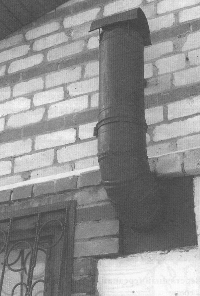 Наружная вытяжная труба с колпаком большого потолочного вентилятора