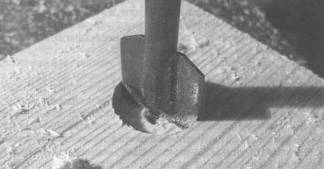 Изготовление гнезд в столешнице и отверстий в полке (Ø25)