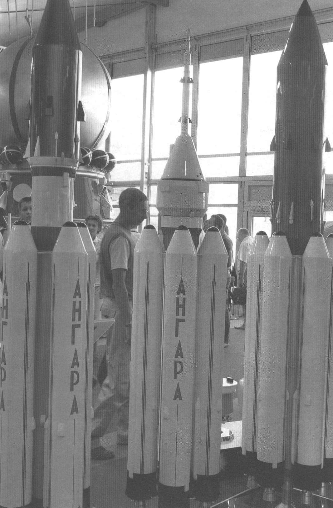 Модели ракет-носителей «Ангара». В центре - «Ангара-5»