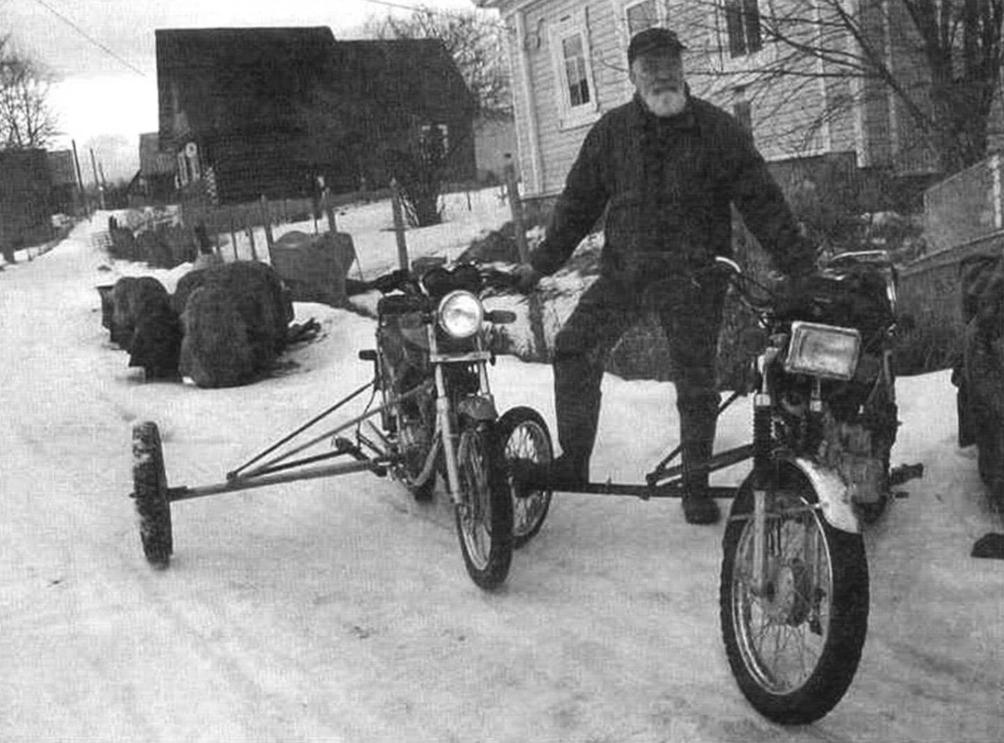 Оборудовать дополнительными колесами мотоциклы оказалось проще, чем скутер, поскольку рамы открыты