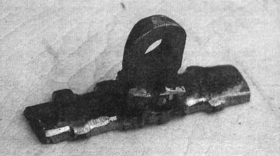 Основной кронштейн передней точки крепления «бегунка», который притягивается силовыми хомутами к трубе рулевой колонки скутера. Обратите внимание на вырезы в пластине под хомуты
