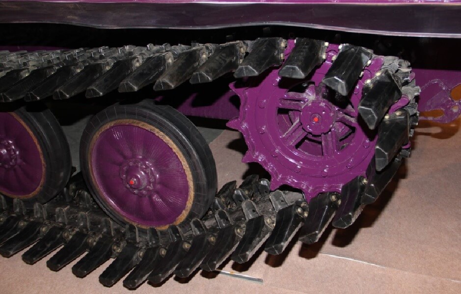 Переднее колесо-ленивец оборудовано оригинальной кольцевой подножкой, а вот порог, идущий вдоль кузова, хоть и рифленый, но узкий - зимой с него можно запросто «спикировать» в сугроб