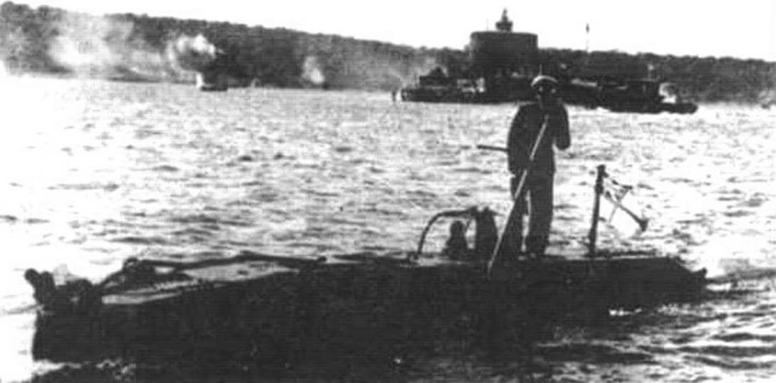 Одна из шести карликовых субмарин типа «ХЕ» в бухте Сиднея. Начало 1946 г.