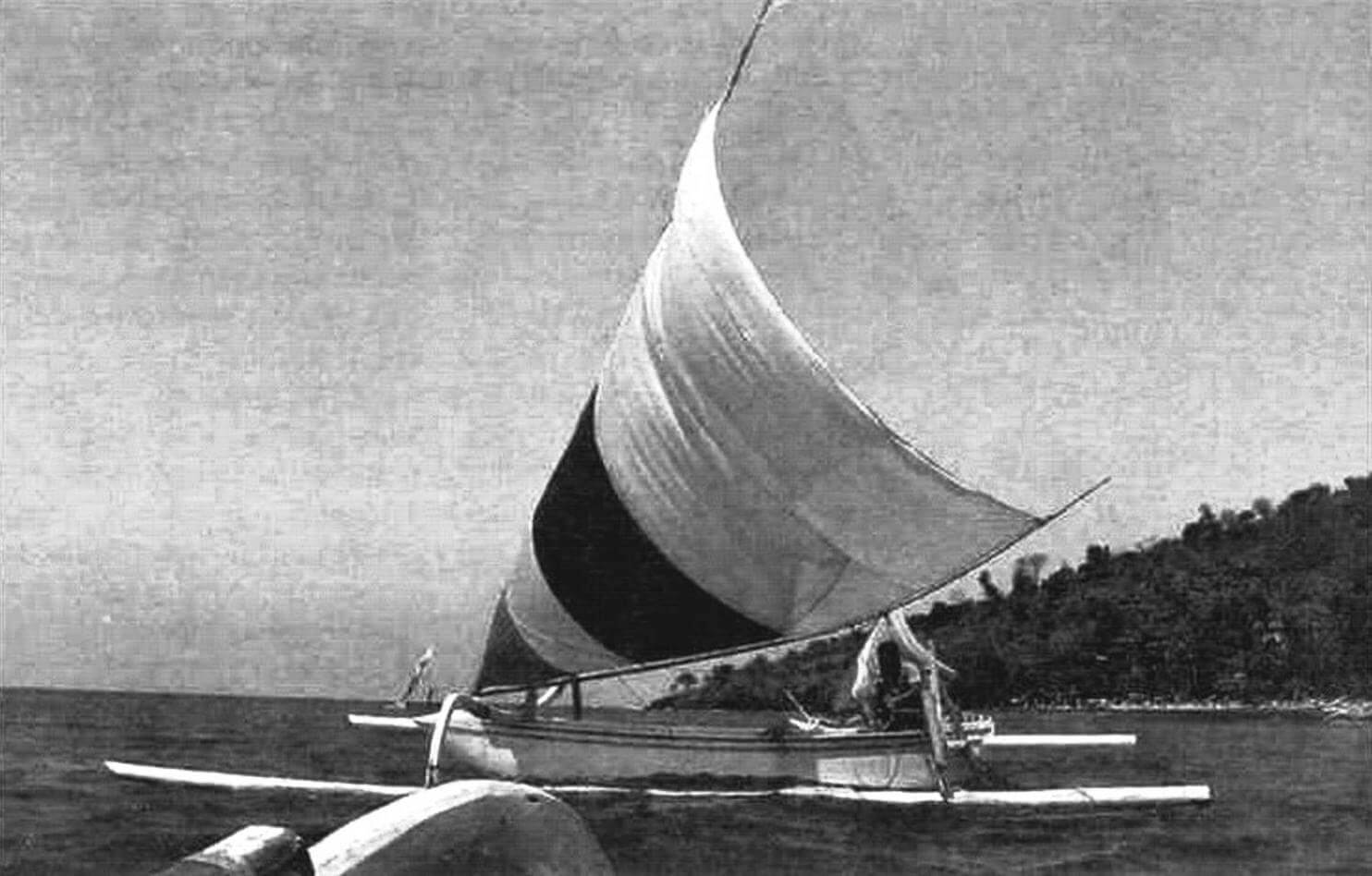 Типичный пример современного хозяйственною судна с «клешней», получивший широкое распространение на экзотических островах